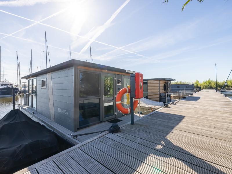 Houseboat in de jachthaven van Volendam