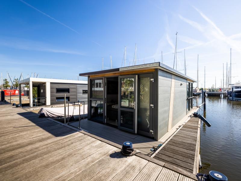 Houseboat in de jachthaven van Volendam