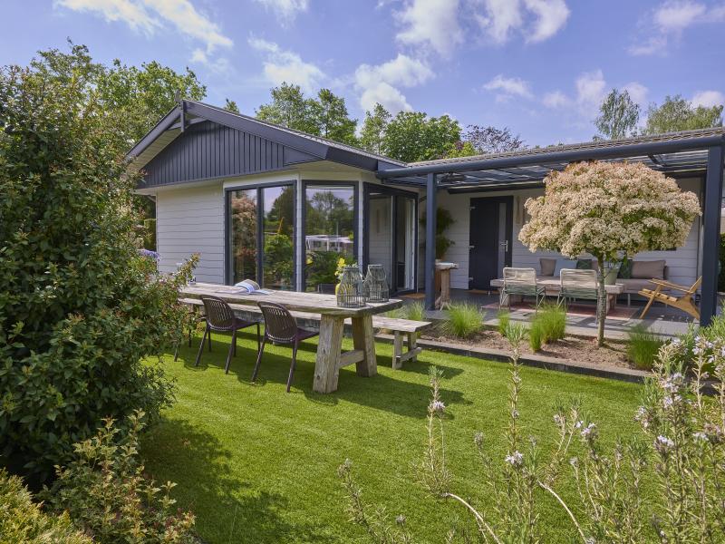 Modernes Ferienhaus mit Blick über das Wasser