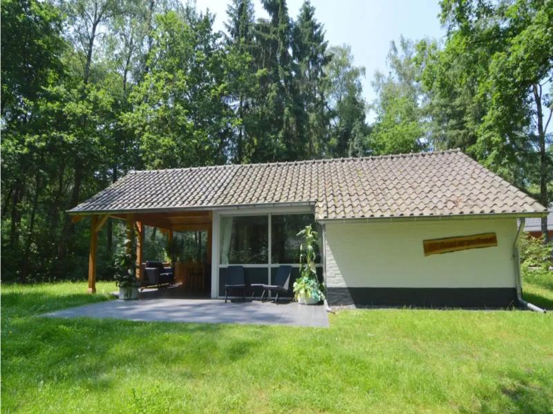 Schöne Bungalow mit Überdachung in der Natur