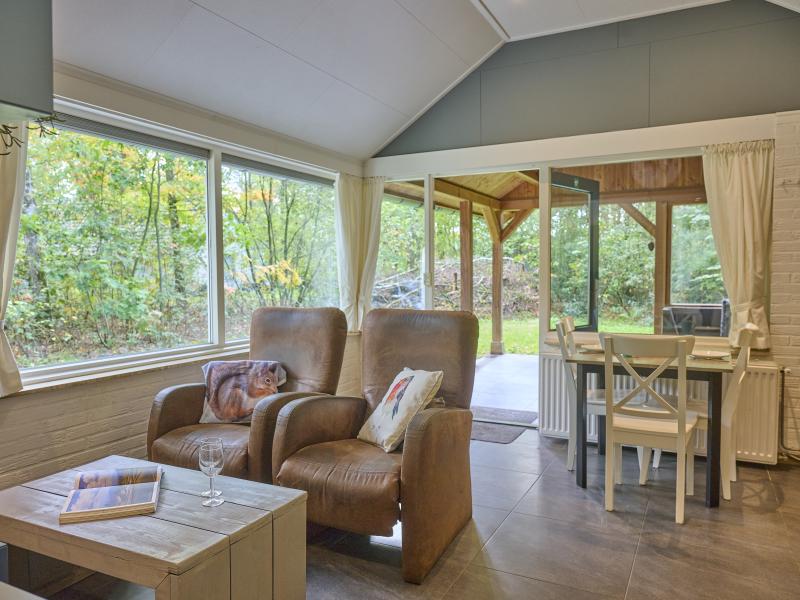 Prachtige bungalow met overkapping in de natuur