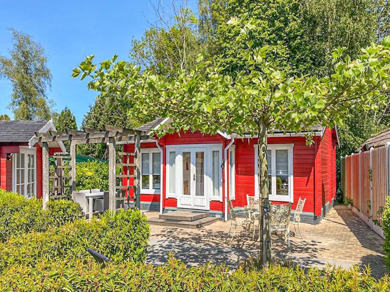 Holzhaus mit Garten und sauna auf park mit pool