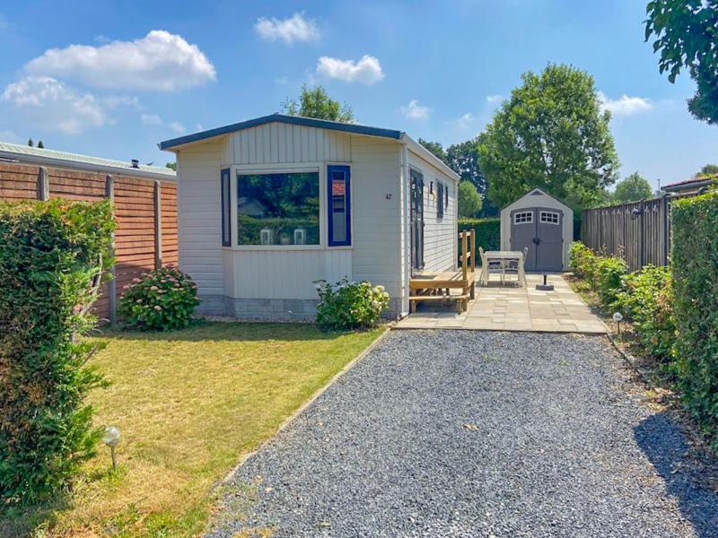 Zentral gelegenes Chalet in einem Park mit Pool