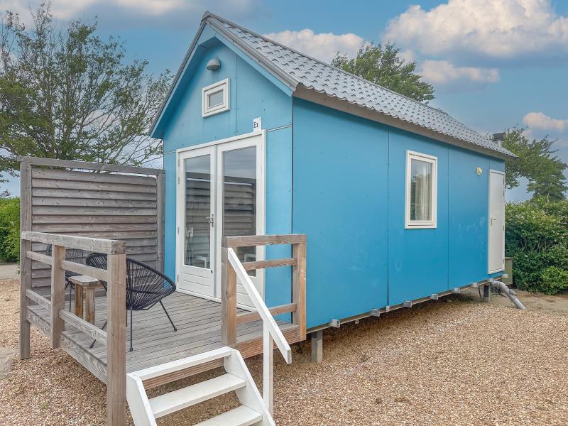 Sfeervol beachhuisje nabij het strand met terras