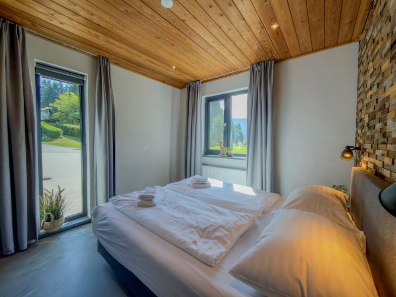 Moderne alpenoase vlak bij een meer in Karinthië