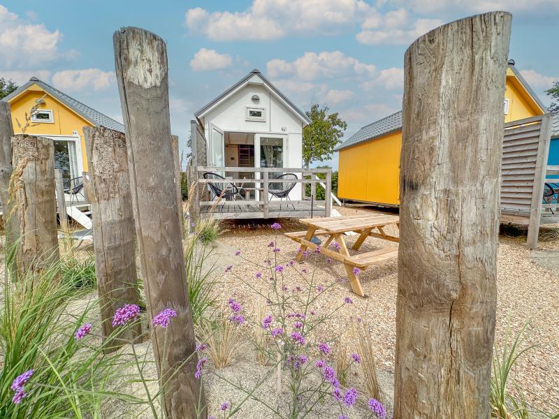 Sfeervol beachhuisje nabij het strand met terras
