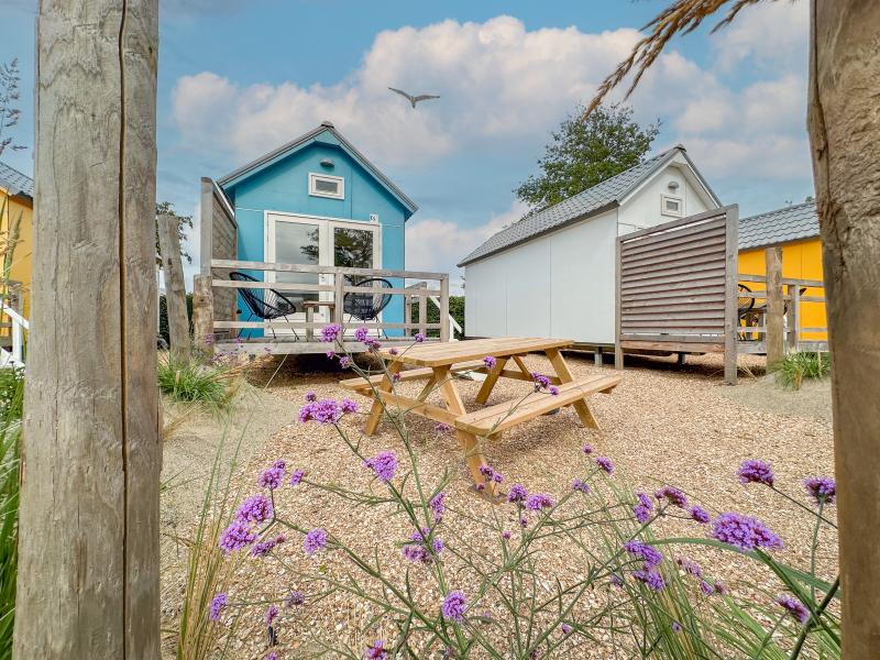Sfeervol beachhuisje nabij het strand met terras