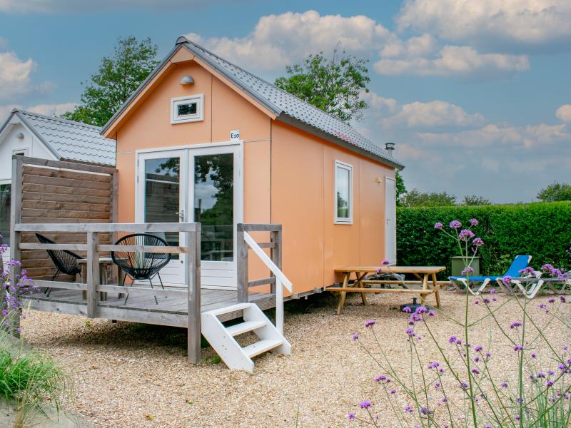 Sfeervol beachhuisje nabij het strand met terras