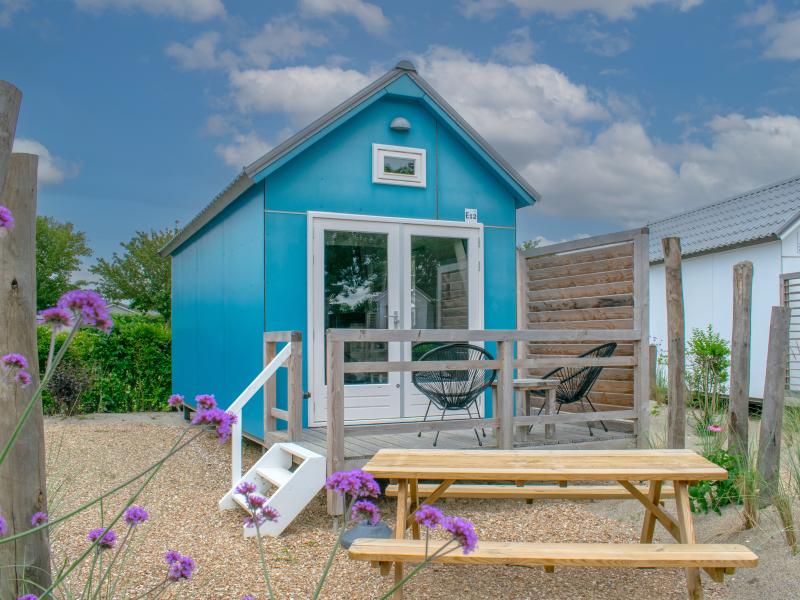 Sfeervol beachhuisje nabij het strand met terras