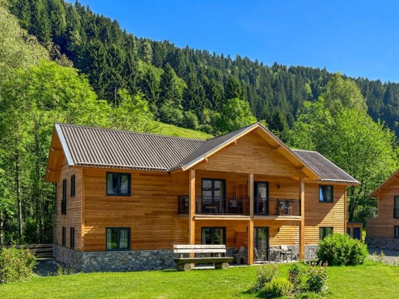 Appartement aan een meer en tussen de bergen