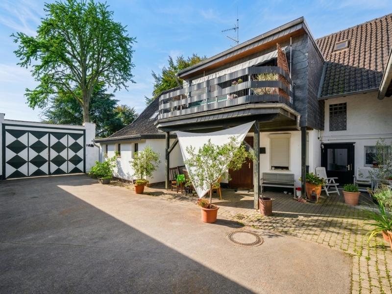 Kleine woning op een manege met dakterras