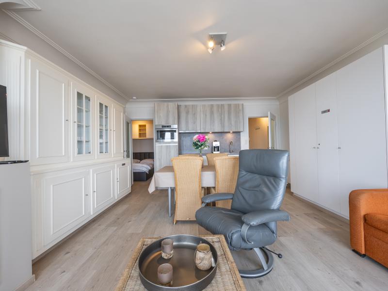 Moderne studio met frontaal zeezicht.