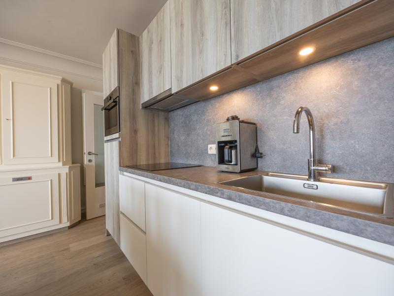 Moderne studio met frontaal zeezicht.