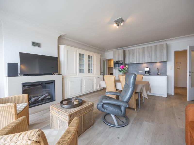 Moderne studio met frontaal zeezicht.