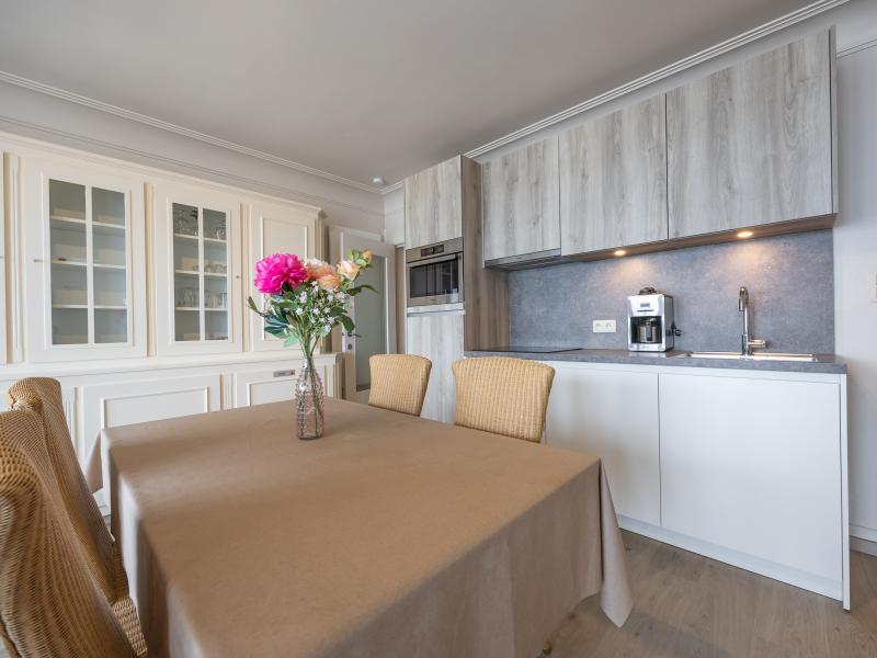 Moderne studio met frontaal zeezicht.