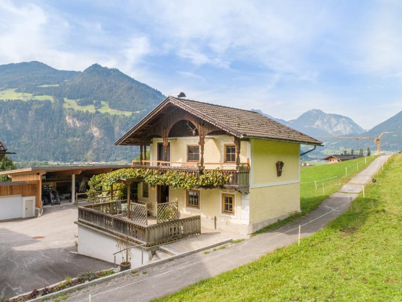 Tyrolean chalet with south-facing terrace
