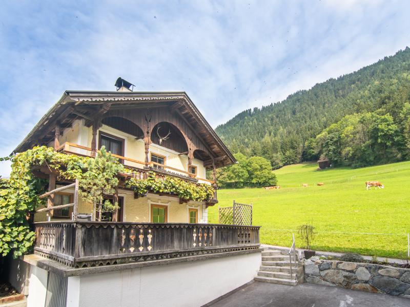 Chalet tyrolien avec terrasse orientée au sud

