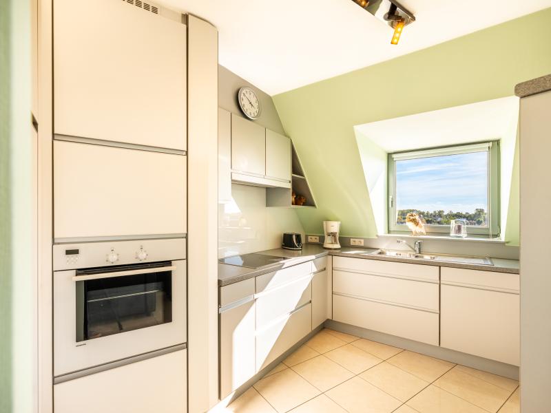 Lichtrijk penthouse met dakterras vlak bij zee