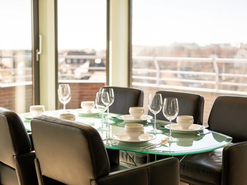 Lichtrijk penthouse met dakterras vlak bij zee