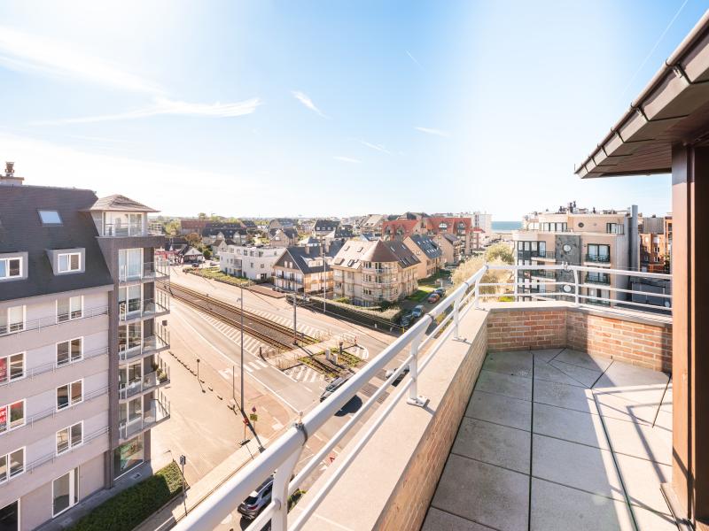 Lichtrijk penthouse met dakterras vlak bij zee