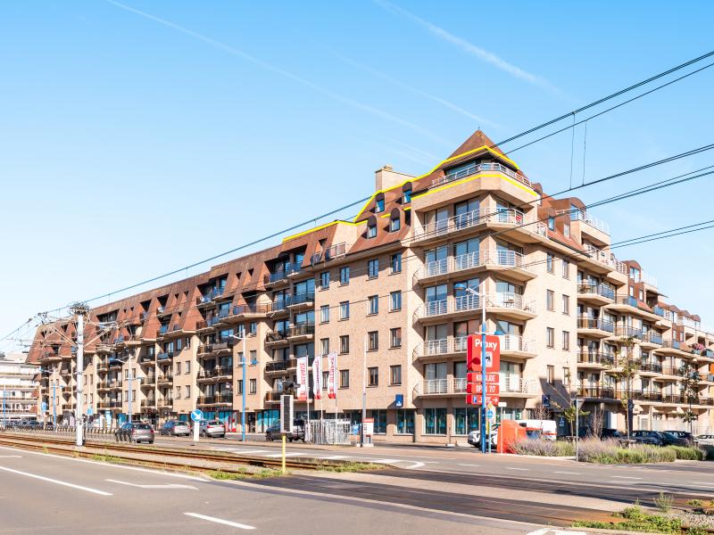 Lichtrijk penthouse met dakterras vlak bij zee