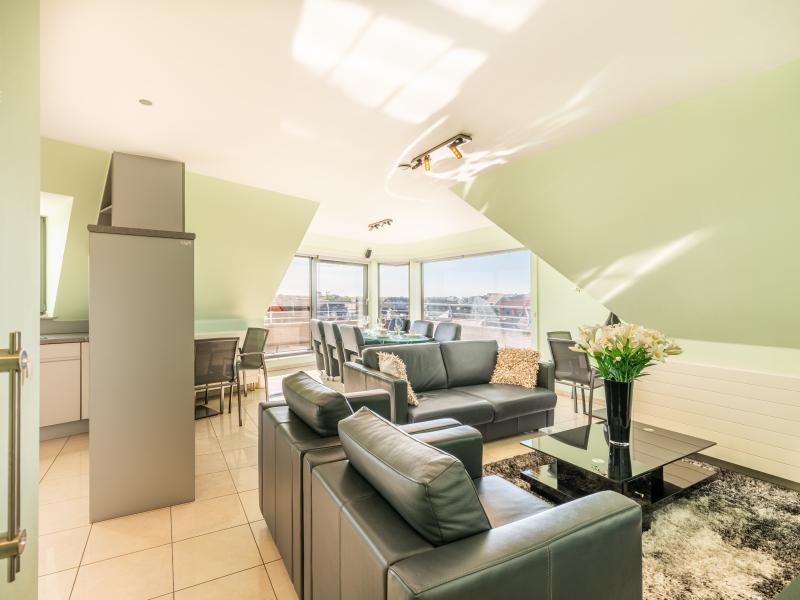 Lichtrijk penthouse met dakterras vlak bij zee