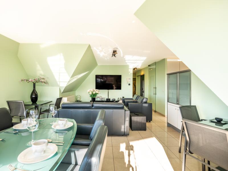 Lichtrijk penthouse met dakterras vlak bij zee