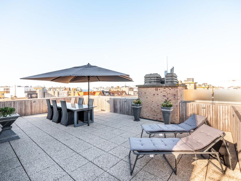 Lichtrijk penthouse met dakterras vlak bij zee